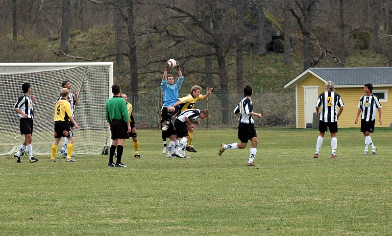 2005_0430_07.jpg - Juventus målvakt plockar ner ett södrainlägg framför nr.14 Jakob Fransson.