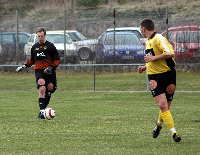 2005_0430_08.jpg - Södras målvakt Thomas Hillilä rullar ut bollen till nr.7 Anders Kvist