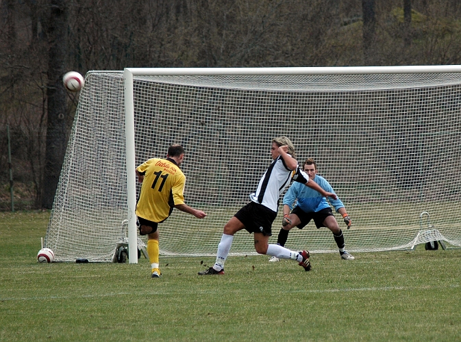 2005_0430_10.jpg - Här är det nära att nr.11 Edin Resulovic utökar södras ledning i första halvlek.