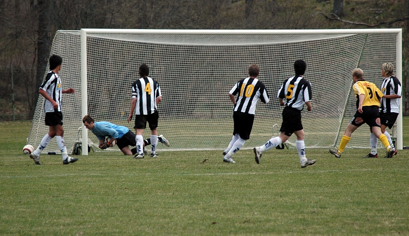 2005_0430_11.jpg - Juventus målvakt gör ytterligare en räddning.