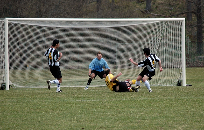 2005_0430_12.jpg - Här har Edin Resulovic ytterligare en chans att öka på södras ledning.