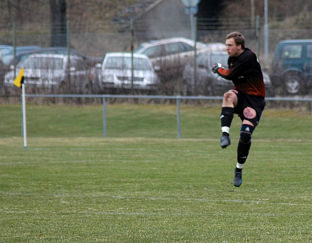 2005_0430_13.jpg - En utspark av södras målvakt Thomas Hillilä.