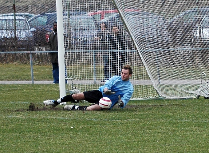 2005_0430_14.jpg - Juventus målvakt gör en fin räddning i början av andra halvlek.