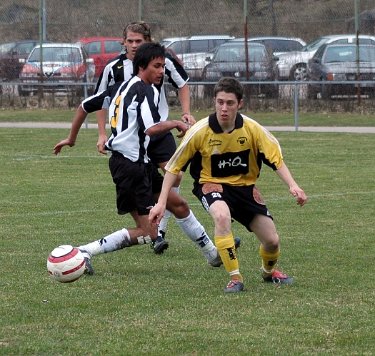 2005_0430_16.jpg - Södras nr.29 Thomas Giourgas tar emot en passning från en medspelare.