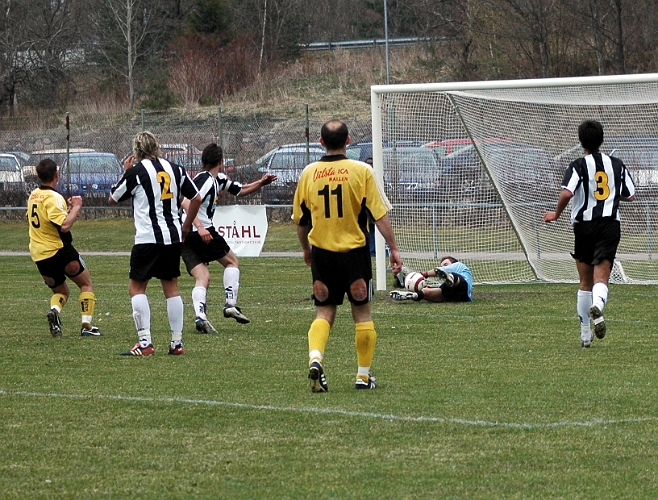 2005_0430_17.jpg - Arbogas nr.5 Mikael Härdfeltd är framme och oroar med ett skott mot Juventus målvakt.