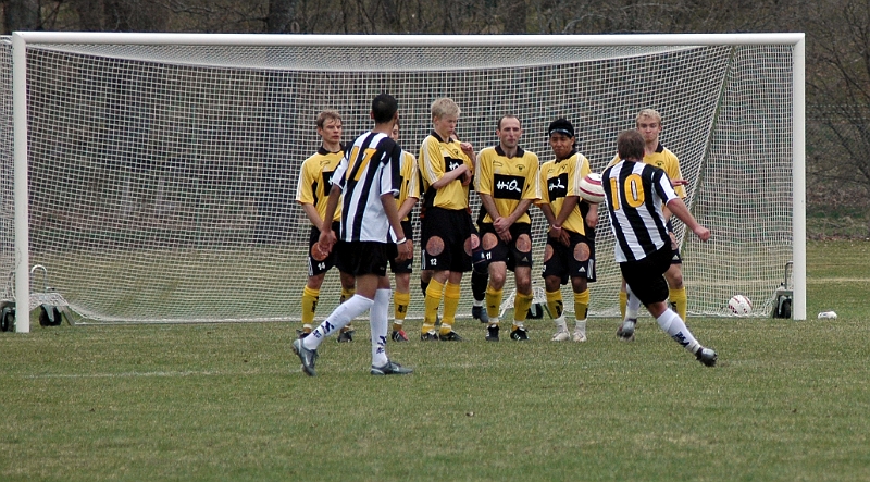 2005_0430_20.jpg - Juventus farligaste chans till kvittering, var denna frispark som gick strax utanför den vänstra stolpen, från skytten räknat.