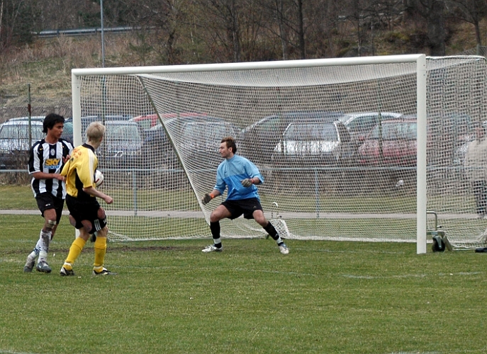 2005_0430_21.jpg - På en passning snett bakåt inått från kortlinjen, gör södras nr.12 Martin Haglind 3-1.