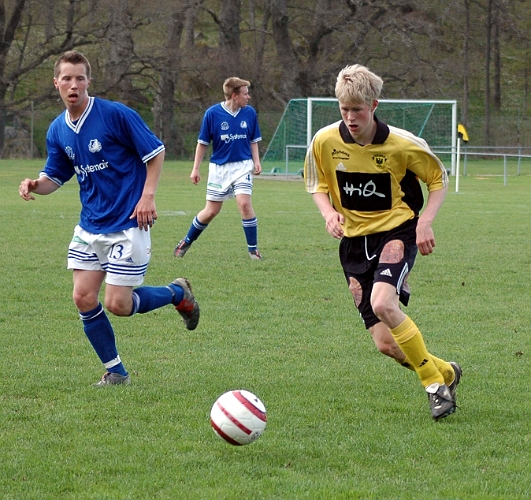 2005_0507_01.jpg - Södras nr.12 Martin Haglind driver upp bollen i ett anfall