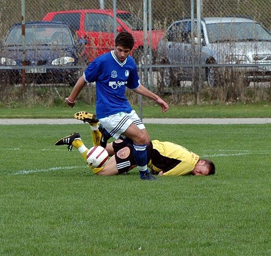 2005_0507_03.jpg - Här får Arbogas nr.7 Anders Kvist bita i gräset på riktigt