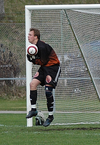 2005_0507_05.jpg - Södras målvakt Thomas Hillilä greppar ett skott utifrån
