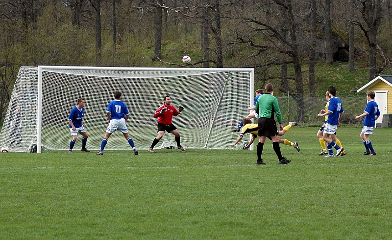 2005_0507_07.jpg - Södras nr.3 Johan Reinholdsson kastar sig och nickar mot mål