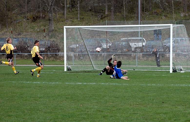 2005_0507_08.jpg - Skinnskatteberg kom i en snabb kontring och södras målvakt fick göra en bra räddning (benparad)