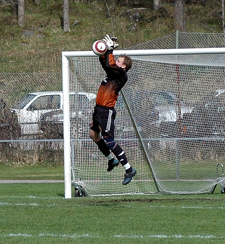 2005_0507_11.jpg - Södras målvakt plockar ner ytterligare ett skott uitfrån