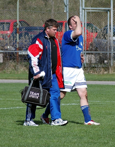 2005_0507_13.jpg - Skinnskatteberg fick en spelare huvudskadad i början på 2.a halvlek, dess bättre så återkom spelaren i matchen efter omplåstring.