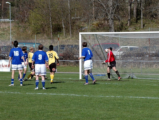 2005_0507_14.jpg - Södra tar ledningen med 1-0 på nick av Johan Reinholdsson efter ett inlägg från Anders Kvist