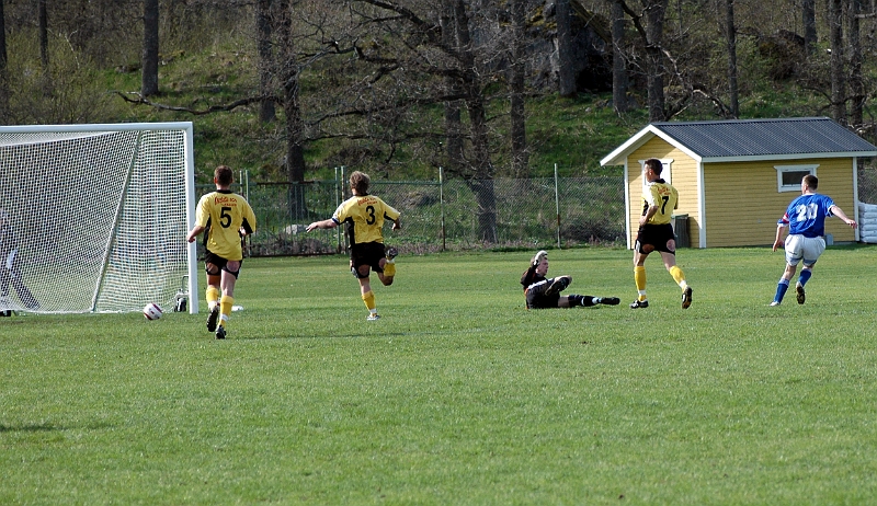 2005_0507_16.jpg - På en kontring kommer Skinnsbergs nr.20 Mikael Ernebrink fri med målvakten och rullar in 1-1