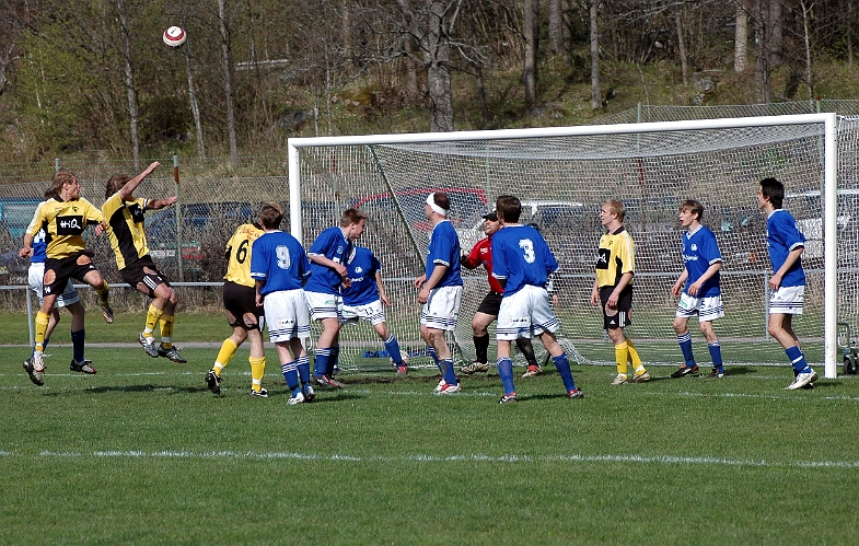 2005_0507_20.jpg - Ytterligare chans efter hörna för södra, men det ville sig inte