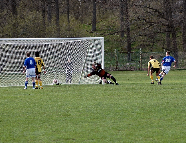 2005_0507_21.jpg - Mitt i arbogas press kontrar skinnskatteberg ännu en gång och vem om inte nr.20 Mikael Ernebrink rullar in 2-2 förbi södras målvakt