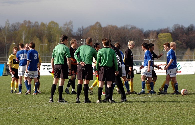 2005_0507_24.jpg - Lagen tackar varandra och domarna för en bra match