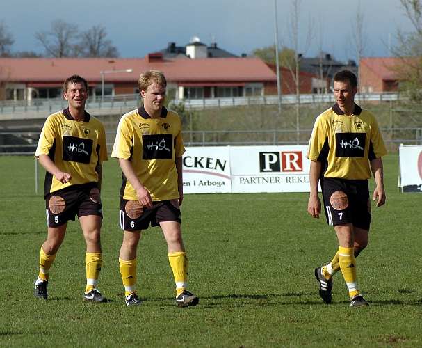 2005_0507_25.jpg - Nöjda södraspelare Mikael Härdfeldt, Johan Svensson och Anders Kvist lämnar planen med ett leende på läpparna.