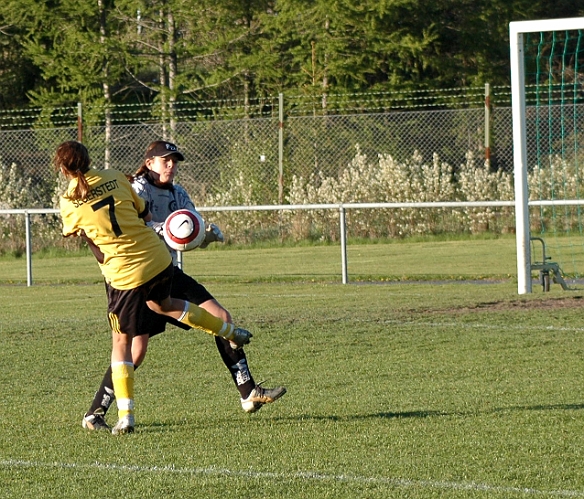 2005_0518_04.jpg - Södras nr.7 Elin Segerstedt i närkamp med munktorps målvakt