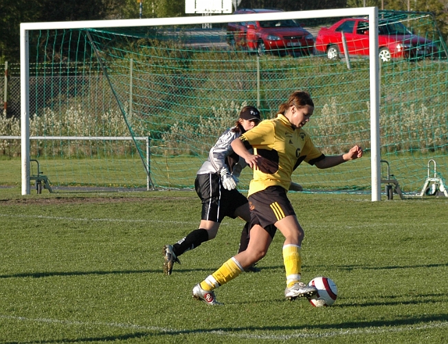 2005_0518_05.jpg - Ännu en chans för södras Elin Segerstedt, men ingen utdelning denna gång.