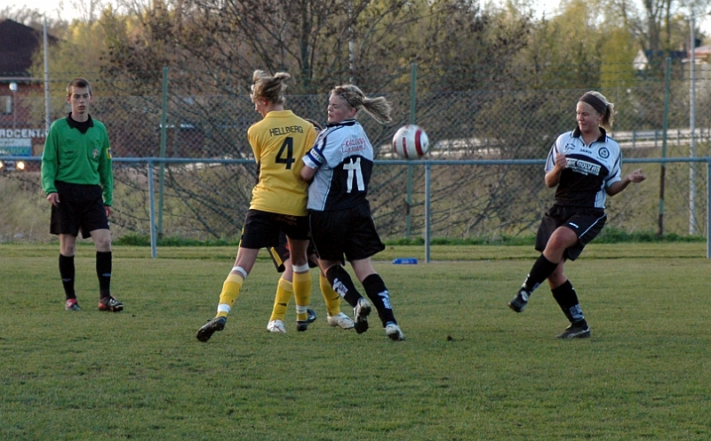 2005_0518_06.jpg - Södras nr.4 Emma Hellberg i närkamp med munktorps mittfältare.