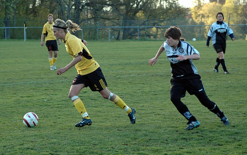 2005_0518_07.jpg - Södras Emma Hellberg med boll och ett bra driv i steget.