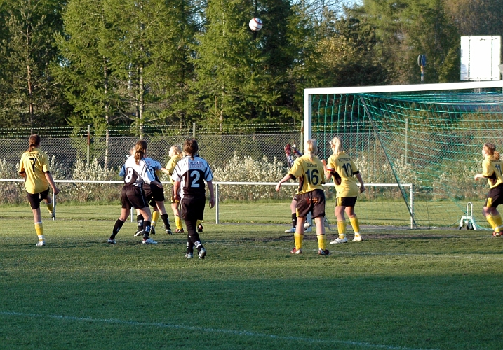 2005_0518_10.jpg - Munktorp pressade på för ett avgörande mål.