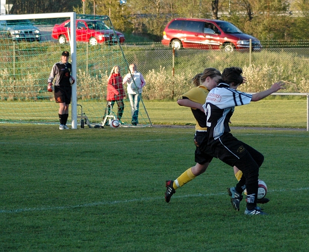 2005_0518_11.jpg - Södras Mikaela Johansson håller undan för en munktorpsanfallare.