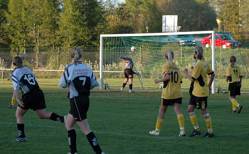 2005_0518_12.jpg - Här seglar 3-1 bollen in över södras målvakt, ett skott utifrån mot en skymd målvakt.