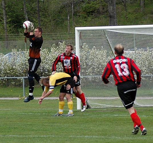2005_0521_01.jpg - Södras målvakt Thomas Hillilä plckar ner ett skott utifrån.