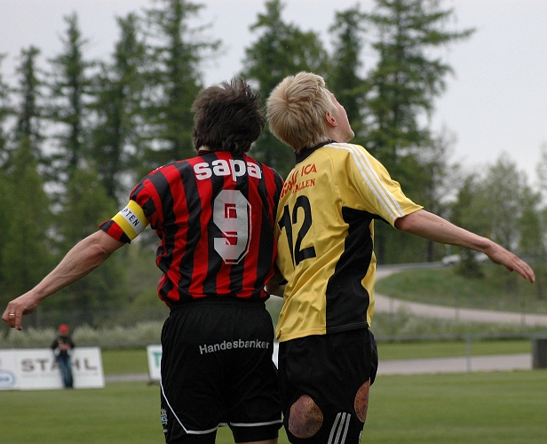 2005_0521_05.jpg - Södras nr.12 Martin Haglind i nickduell med en motståndare.