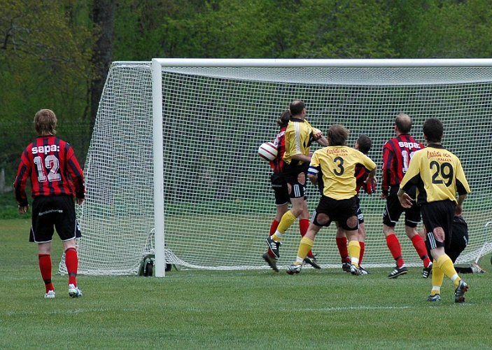 2005_0521_08.jpg - Södras nr.11 Edin Resulovic fortsätter att trycka på mor skultunas mål. . . . . . .