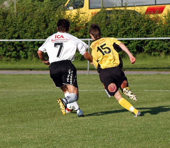 2005_0608_01.jpg - Arboga Södras nr.15 Ken Jansson utmanar en kolsvaspelare