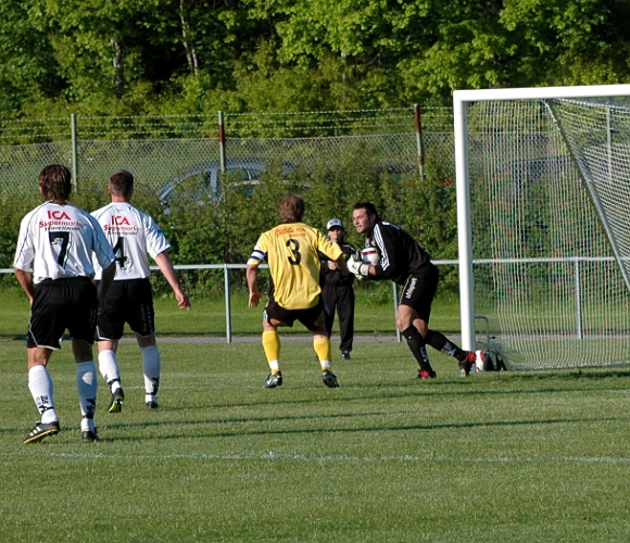 2005_0608_03.jpg - Södras nr.3 Johan Reinholdsson ligger på mot kolsvamålvakten efter en hörna