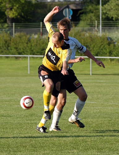 2005_0608_06.jpg - Södras Edin Resulovic i närkamp med kolsvas Tommy Strömgren