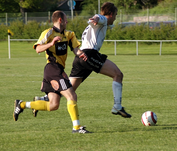 2005_0608_07.jpg - Ännu en närkamp mellan Edin Resulovic och Tommy Strömgren