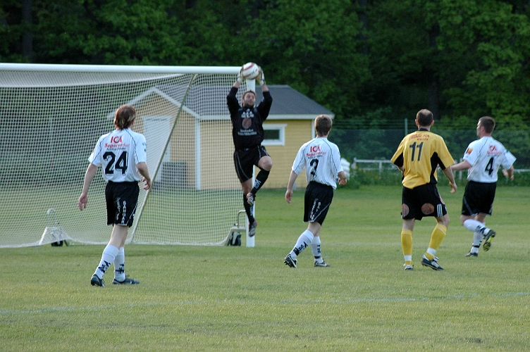 2005_0608_09.jpg - Kolsvas målvakt plockar ner ett inlägg