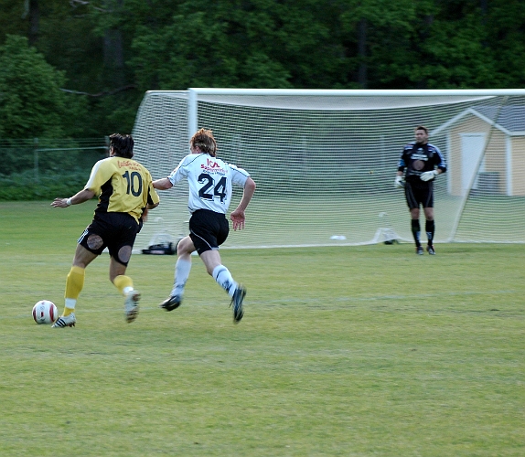 2005_0608_13.jpg - Södras nr.10 Victor Huerta utmanar kolsvabacken och går på utsidan