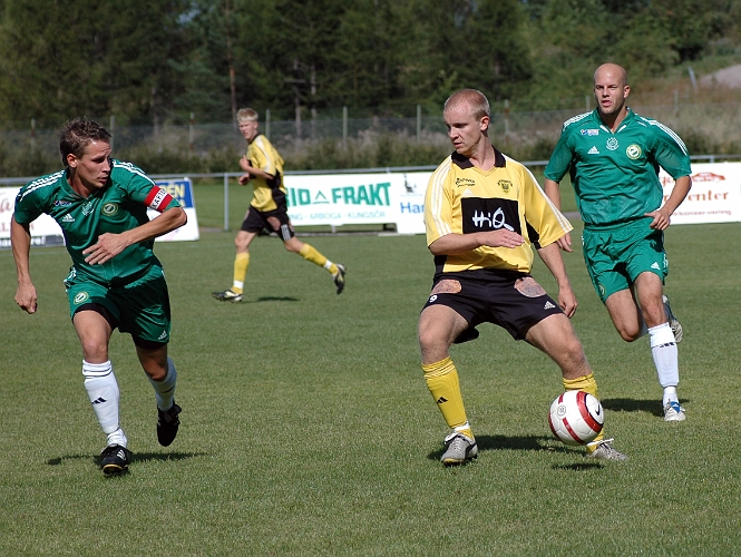 2005_0827_03.jpg - Nr.9 i Arboga, Christofer Storm är nere på mitten och hämtar boll