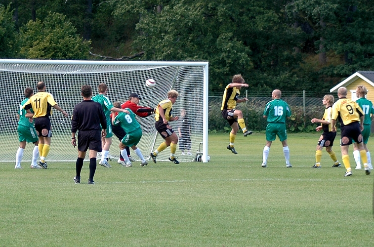 2005_0827_06.jpg - Här nickar södras nr.3 Johan Reinholdsson in kvittering 1-1