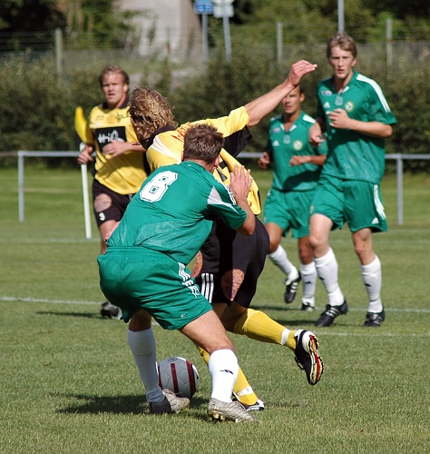 2005_0827_07.jpg - Det är hårda tag på mittfältet