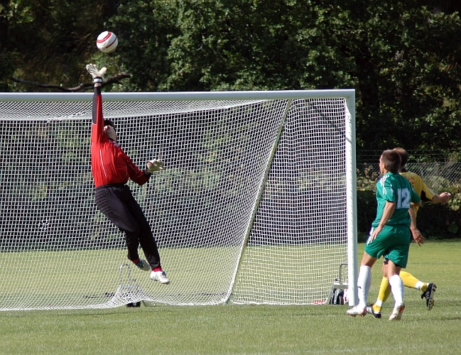 2005_0827_08.jpg - Här får Frankes målvakt sträcka ut alla sina centimetrar för att freda sitt mål