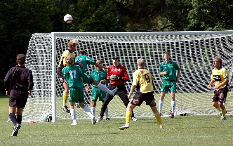 2005_0827_09.jpg - Södras nr.4 Mikael Westman nickar strax över