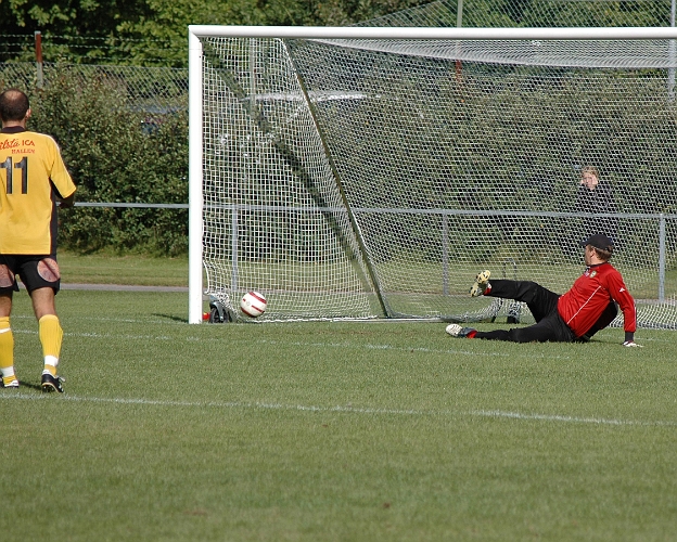 2005_0827_15.jpg - Utanför bild har södras målvakt Mats Andersson slagit straffen säkert i mål, och som vi kan se betyder det kvittering till 3-3