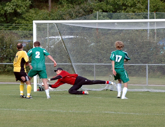 2005_0827_16.jpg - En chans för arboga att ta ledning i matchen men frankes målvakt räddar