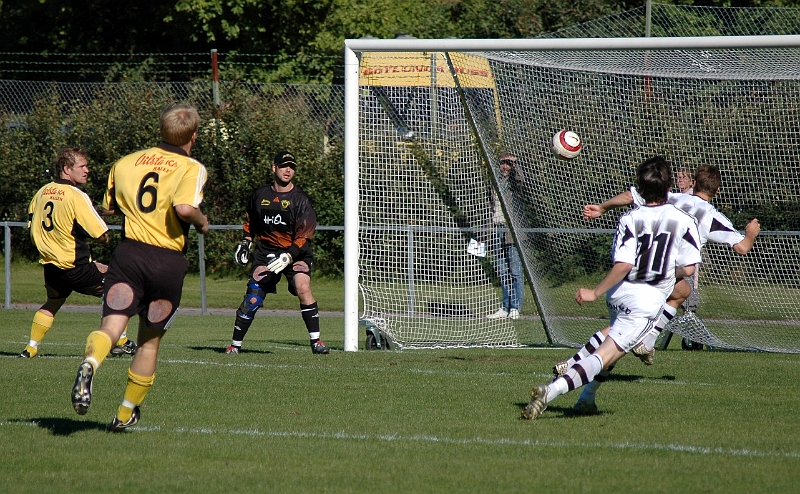 2005_0910_01.jpg - Matchens första chans har Surahammar, men bollen passerar de framrusande motståndarna och det blir inspark.