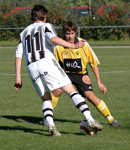 2005_0910_04.jpg - En Surahammarspelare utmanar Södras nr.2 Niklas Larsson