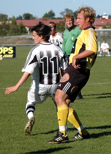2005_0910_05.jpg - Södras nr.4 Mikael Westman ligger tätt i ryggen med sin markering